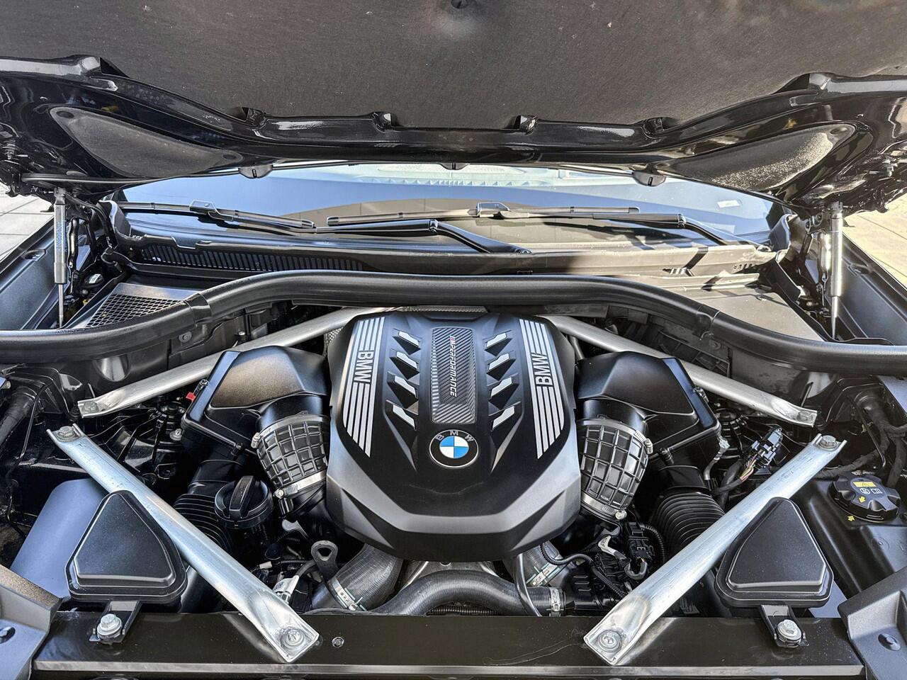 BMW X6 M50i High Executive M-Sport 22 Inch / Adaptief M-Onderstel / Soft Close / Glazen Schuifdak / Stoel ventilatie / Stoelverwarming Voor & Achter/ Warmte Comfort Pakket / Driving Assistant / Parking Assistant Plus / laser Ligt / Harman Kardon / Head Up Displa