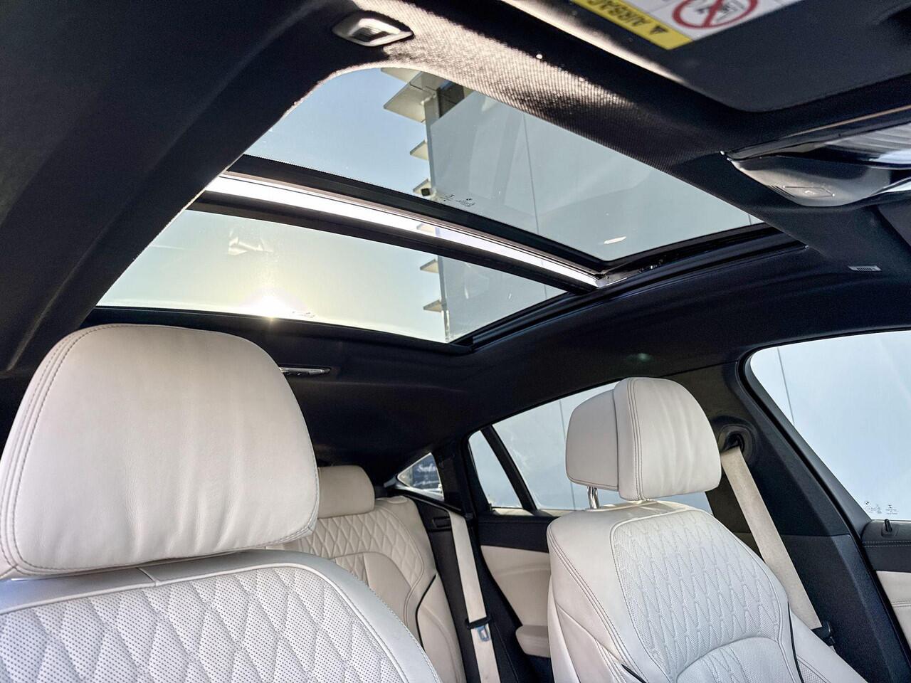 BMW X6 M50i High Executive M-Sport 22 Inch / Adaptief M-Onderstel / Soft Close / Glazen Schuifdak / Stoel ventilatie / Stoelverwarming Voor & Achter/ Warmte Comfort Pakket / Driving Assistant / Parking Assistant Plus / laser Ligt / Harman Kardon / Head Up Displa