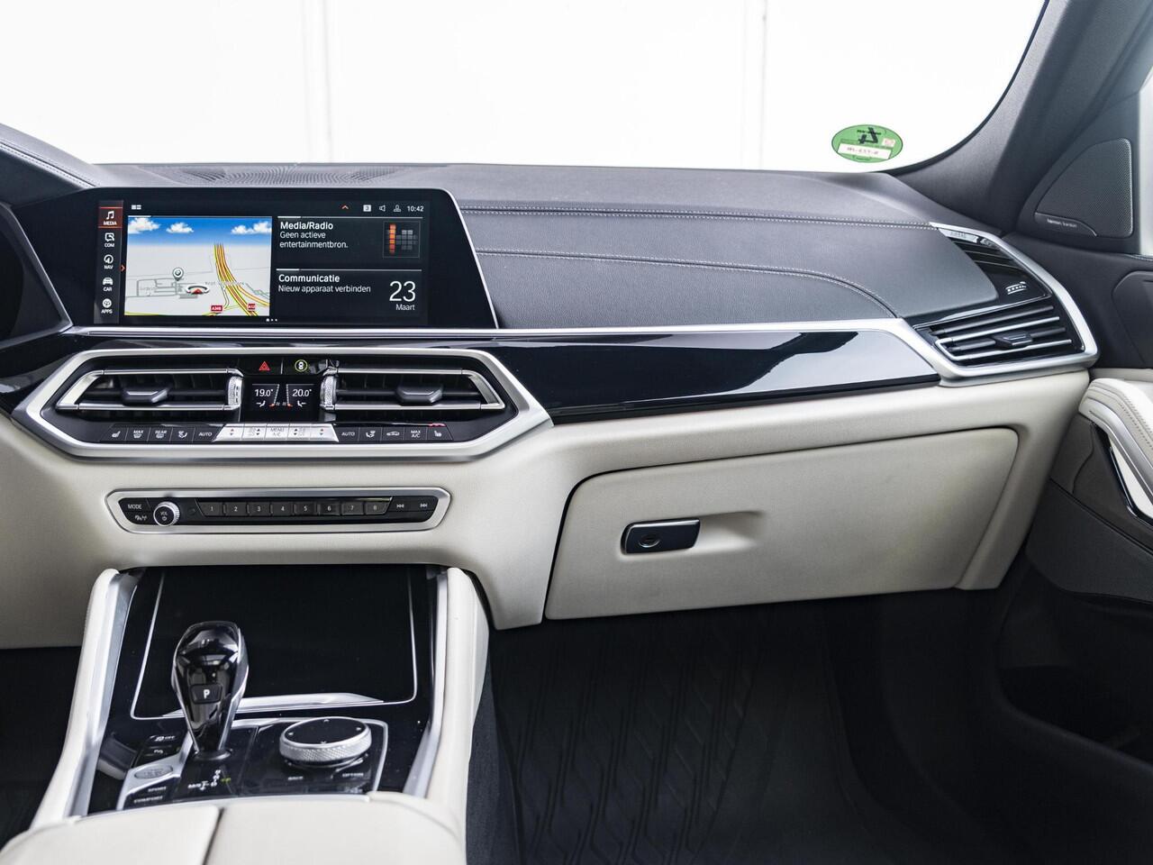 BMW X6 xDrive40i | M Sportpakket | Innovationspakket | Comfort Access | Achteruitrijcamera | Sky Lounge | Head-Up Display | Harman Kardon | Trekhaak | Lentevoordeel