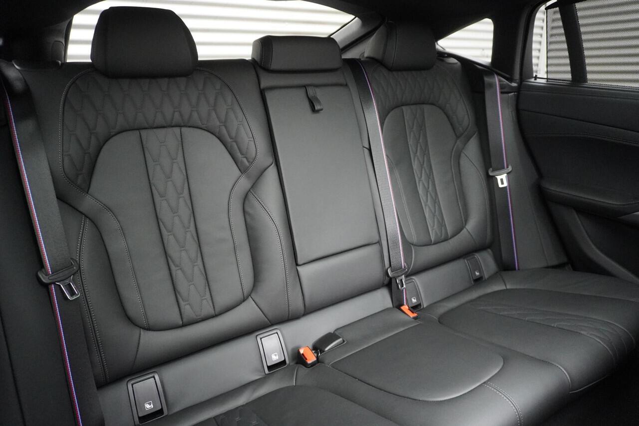 BMW X6 xDrive40i M Sportpakket Pro | Comfort Plus Pakket | Bowers & Wilkins High End Sound System | Driving Assistant Professional | Glazen panoramadak Sky Lounge | 22" lichtmetalen velg dubbele spaak 742M | M sportuitlaatsysteem