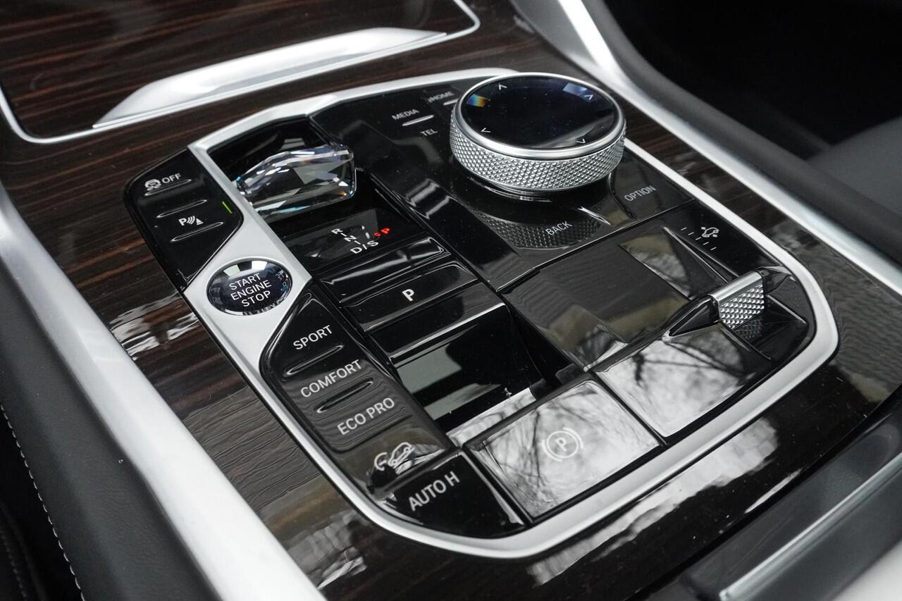 BMW X6 xDrive40i M Sportpakket Pro | Comfort Plus Pakket | Bowers & Wilkins High End Sound System | Driving Assistant Professional | Glazen panoramadak Sky Lounge | 22" lichtmetalen velg dubbele spaak 742M | M sportuitlaatsysteem