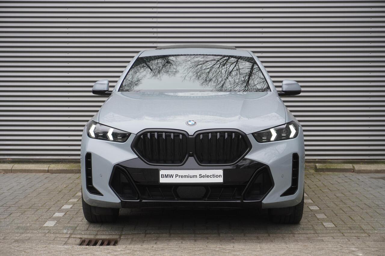 BMW X6 xDrive40i M Sportpakket Pro | Comfort Plus Pakket | Bowers & Wilkins High End Sound System | Driving Assistant Professional | Glazen panoramadak Sky Lounge | 22" lichtmetalen velg dubbele spaak 742M | M sportuitlaatsysteem