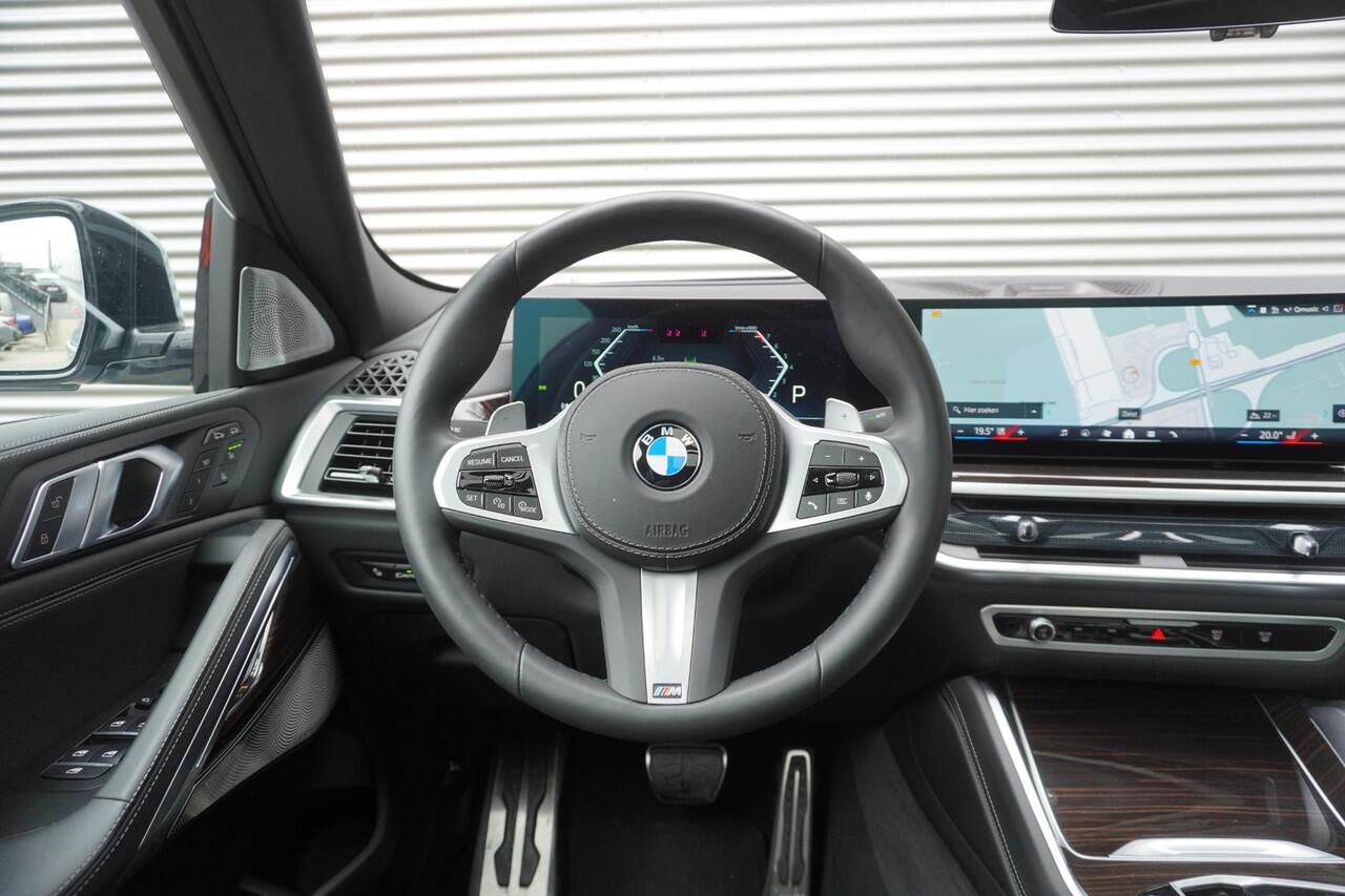 BMW X6 xDrive40i M Sportpakket Pro | Comfort Plus Pakket | Bowers & Wilkins High End Sound System | Driving Assistant Professional | Glazen panoramadak Sky Lounge | 22" lichtmetalen velg dubbele spaak 742M | M sportuitlaatsysteem