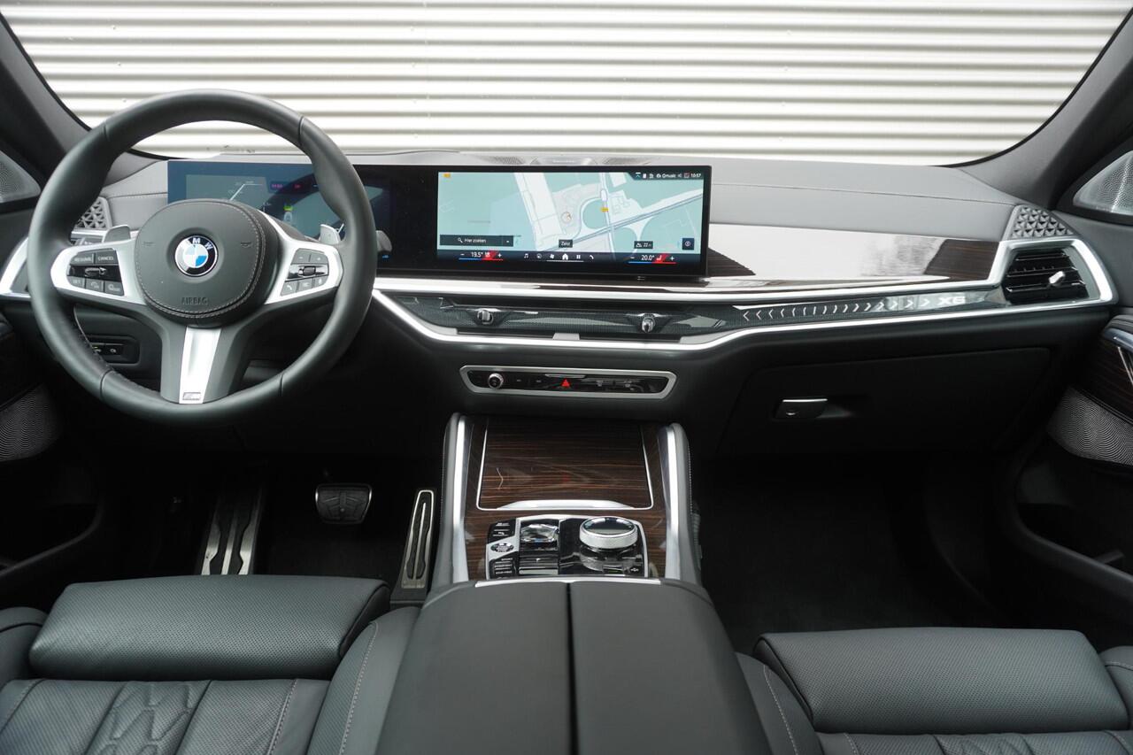 BMW X6 xDrive40i M Sportpakket Pro | Comfort Plus Pakket | Bowers & Wilkins High End Sound System | Driving Assistant Professional | Glazen panoramadak Sky Lounge | 22" lichtmetalen velg dubbele spaak 742M | M sportuitlaatsysteem