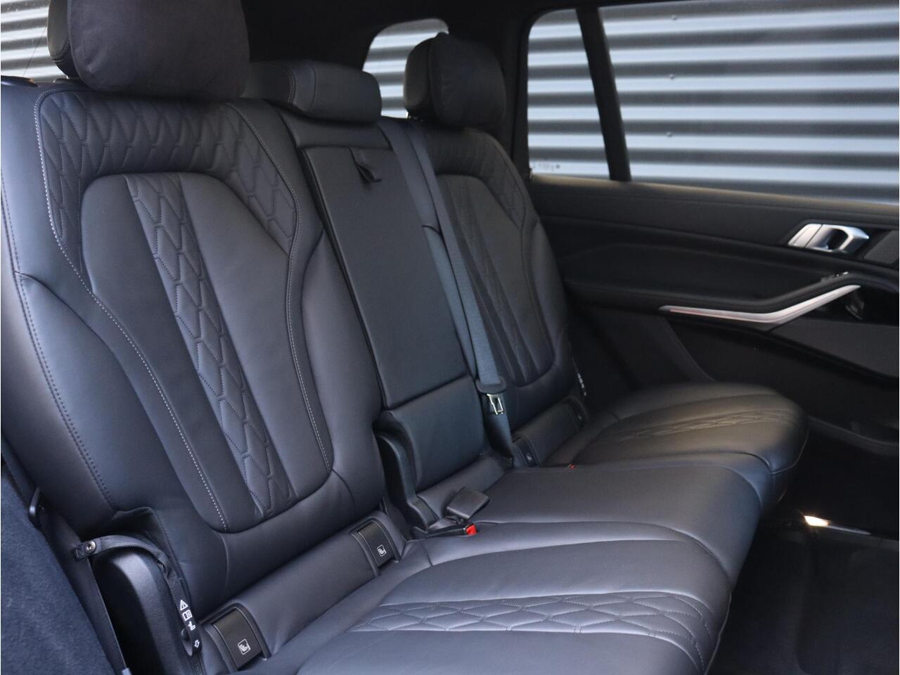BMW X7 xDrive40i | High Executive | M Sportpakket | Panodak Skylounge | Executive Drive Pro | Head-Up | Driving Assistant Prof. | Harman Kardon | Standkachel | Massage | Stoelventilatie | 22'' LMV | Lentevoordeel