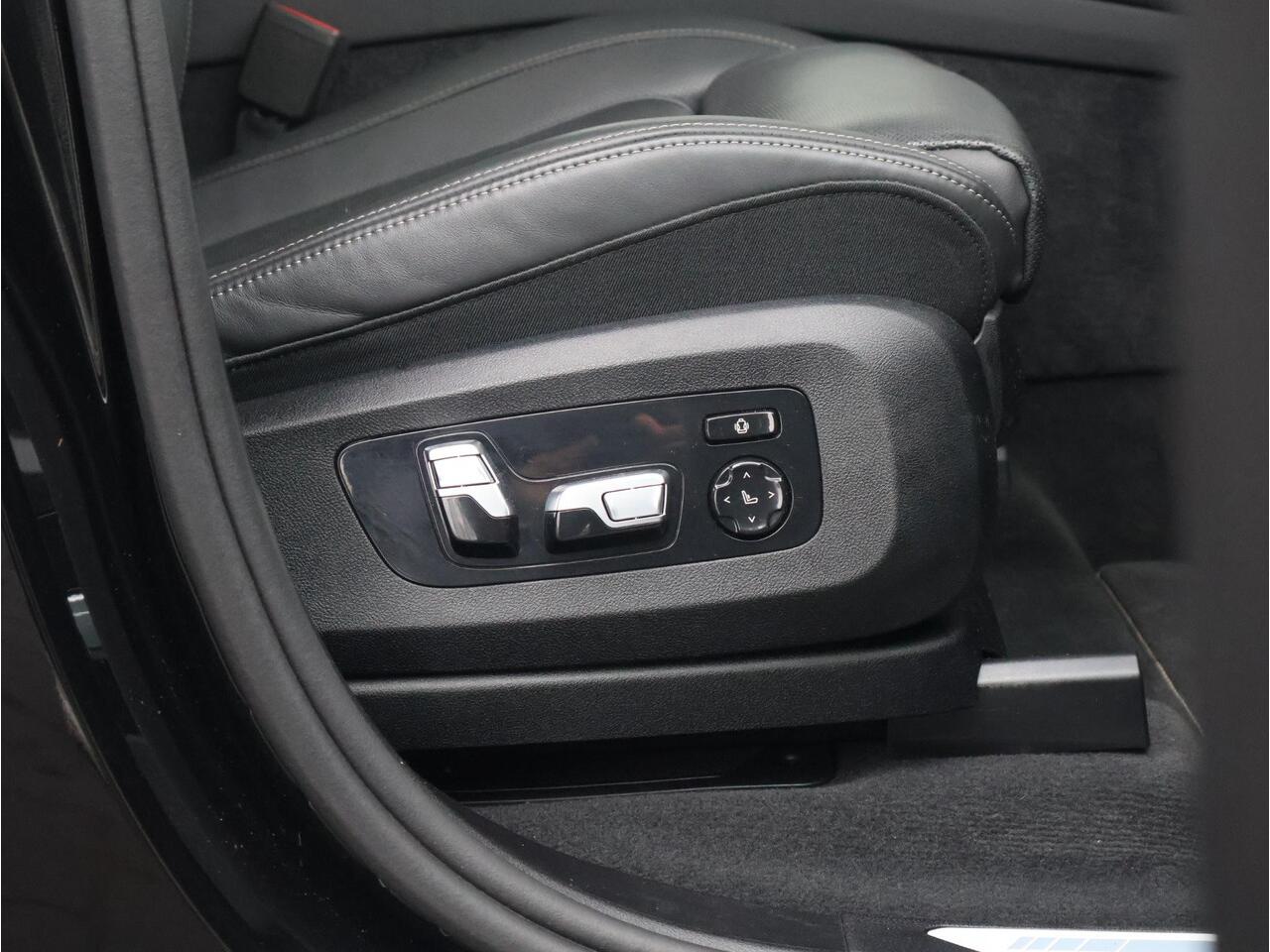 BMW X7 xDrive40d M Sportpakket Pro/ 22 inch LM/ Comfort Access/ Soft-Close/ Elektrische Trekhaak/ panoramadak Sky Lounge/ Harman-Kardon/ Driving Assistant Professional