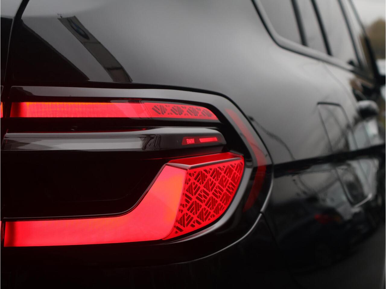 BMW X7 xDrive40d M Sportpakket Pro/ 22 inch LM/ Comfort Access/ Soft-Close/ Elektrische Trekhaak/ panoramadak Sky Lounge/ Harman-Kardon/ Driving Assistant Professional