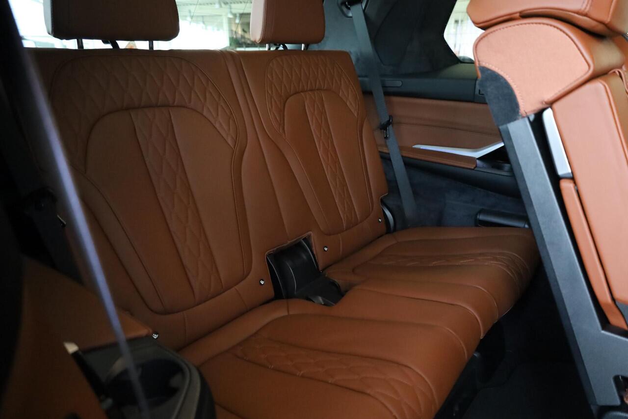 BMW X7 xDrive40i | M Sportpakket | Panoramadak | Comfort Pack | Exclusive Pack | Harman Kardon | Driving & Parking Assistant Professional | Soft-Close | Sky Lounge | Trekhaak