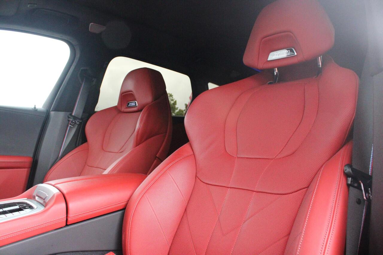 BMW XM 654PK PHEV 30 kWh | 23" LICHTMETALEN VELGEN JETBLACK | SOFT CLOSE | ELEKTRISCH WEGKLAPBARE TREKHAAK | M SPORTREMMEN | DRIVING ASSISTANCE PROFESSIONAL O.A. (ADAPTIVE CRUISE CONTROL/DODEHOEK DETECTIE) | BOWERS & WILKINS SOUND SYSTEM | LASER LIGHT KOPLAMPEN 