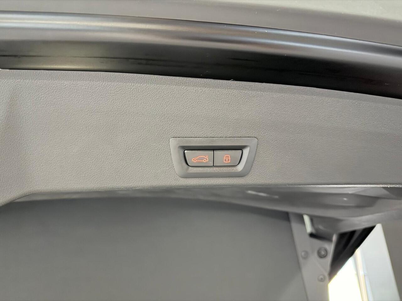 BMW XM PHEV Label Red 30 kWh