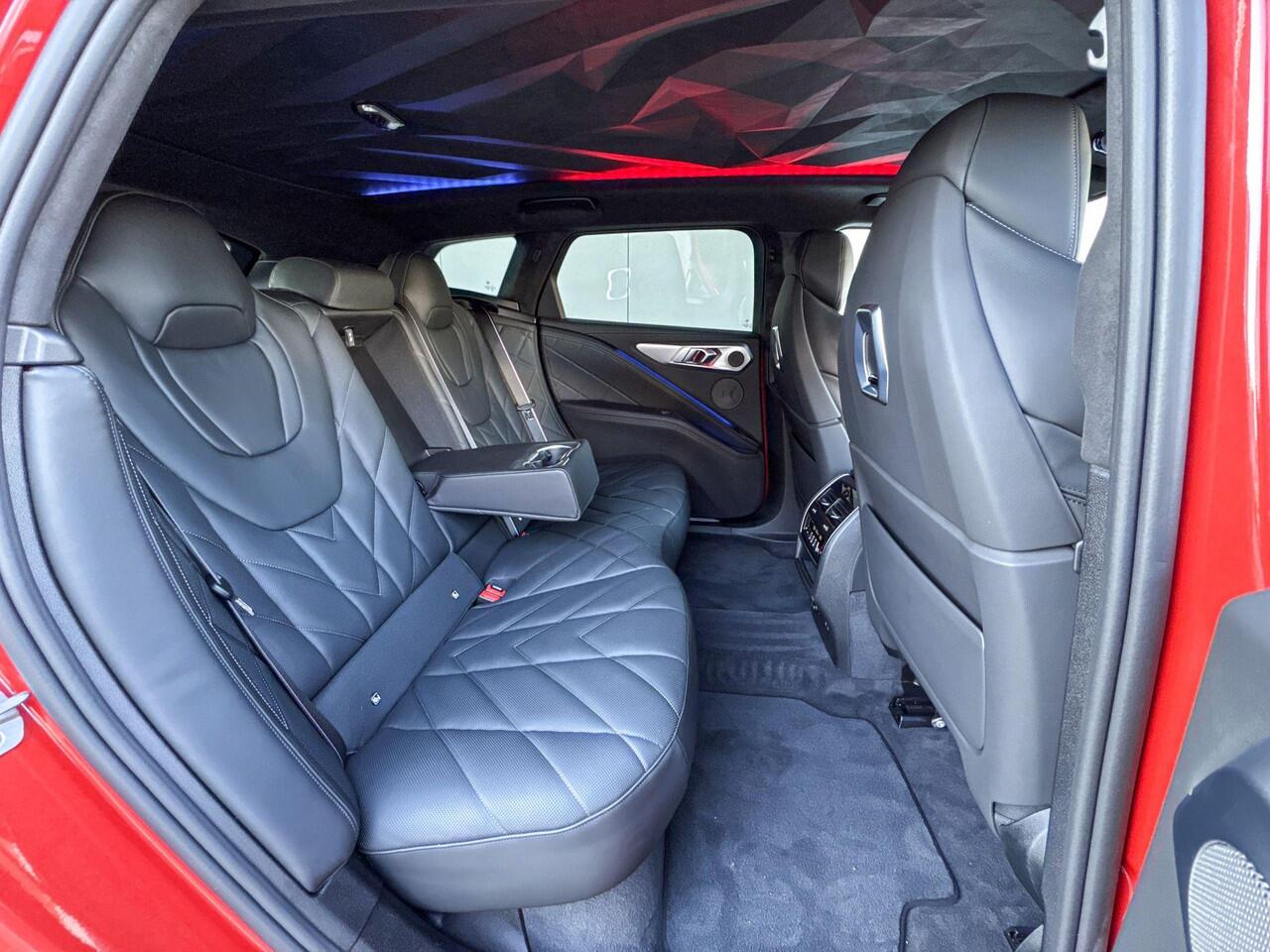 BMW XM PHEV 50e M Carbon interieur afwerking / Trekhaak Elektrisch / Driving Assistant Prof / 23inch / Comfort Acces / Shadowline / Harman en Kardon Audio