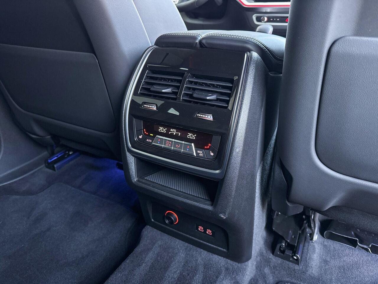 BMW XM PHEV 50e M Carbon interieur afwerking / Trekhaak Elektrisch / Driving Assistant Prof / 23inch / Comfort Acces / Shadowline / Harman en Kardon Audio