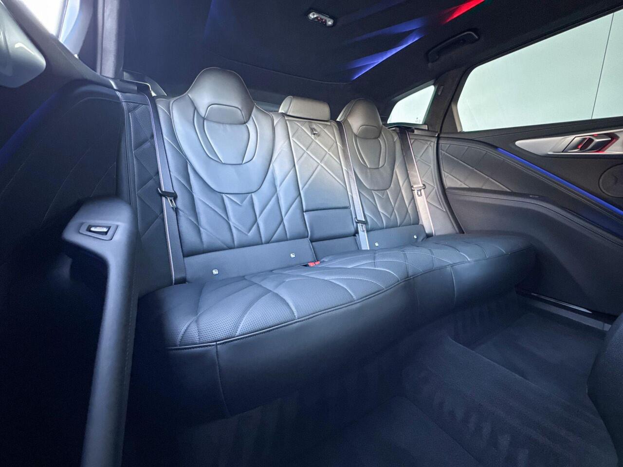 BMW XM PHEV 50e M Carbon interieur afwerking / Trekhaak Elektrisch / Driving Assistant Prof / 23inch / Comfort Acces / Shadowline / Harman en Kardon Audio