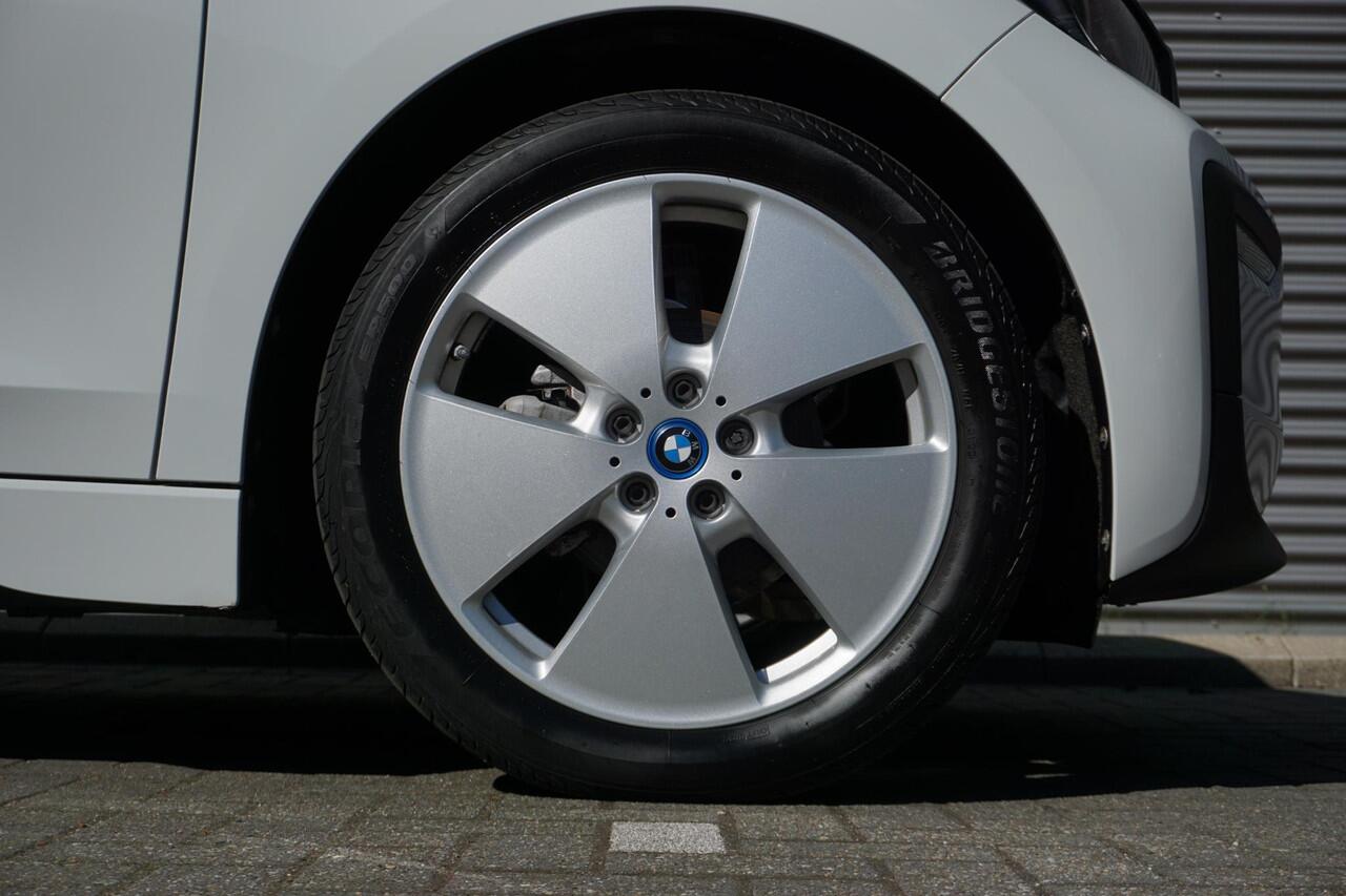BMW i3 120Ah Comfort pack advanced | 19 inch lichtmetalen i light wielen sterspaak (styling 427) | Snellaadpakket | Regen- en lichtsensor