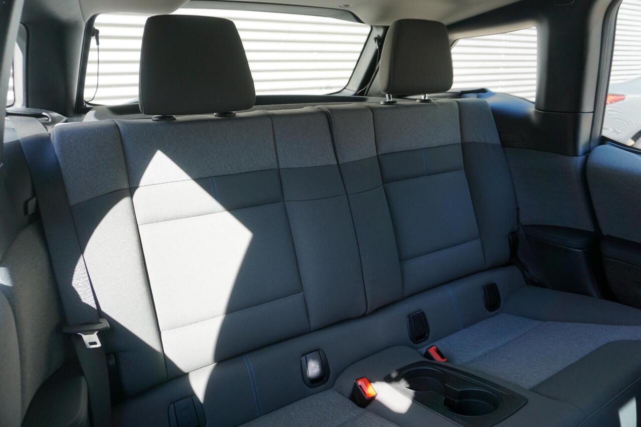 BMW i3 120Ah Comfort pack advanced | 19 inch lichtmetalen i light wielen sterspaak (styling 427) | Snellaadpakket | Regen- en lichtsensor