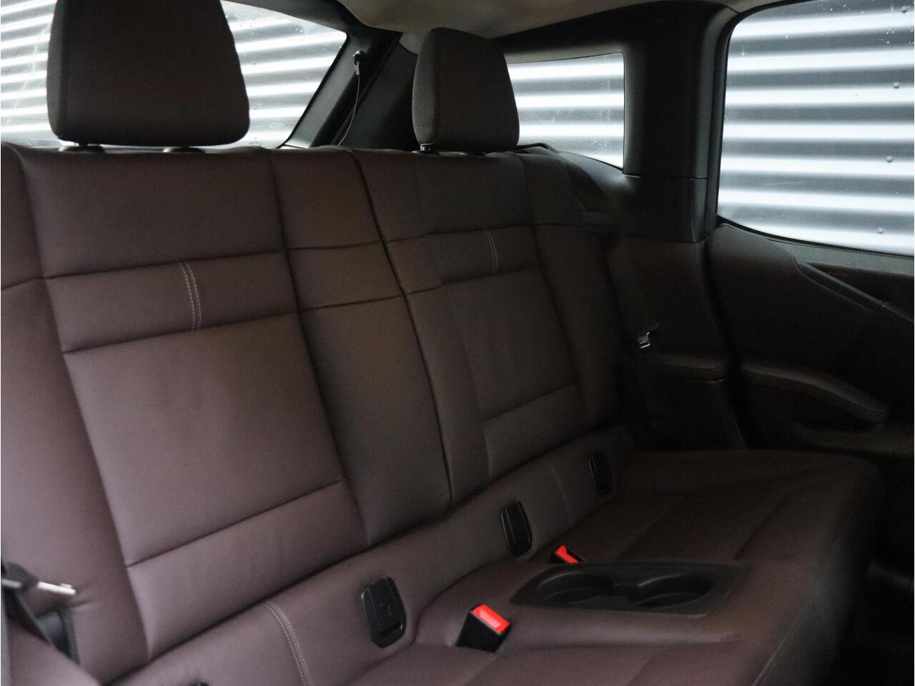 BMW i3 120Ah | High Executive | Sportpakket | Panodak | Navi Prof. | Apple Carplay Voorbereiding | Verwarmbare Voorstoelen | Park Distance Control | 20'' LMV