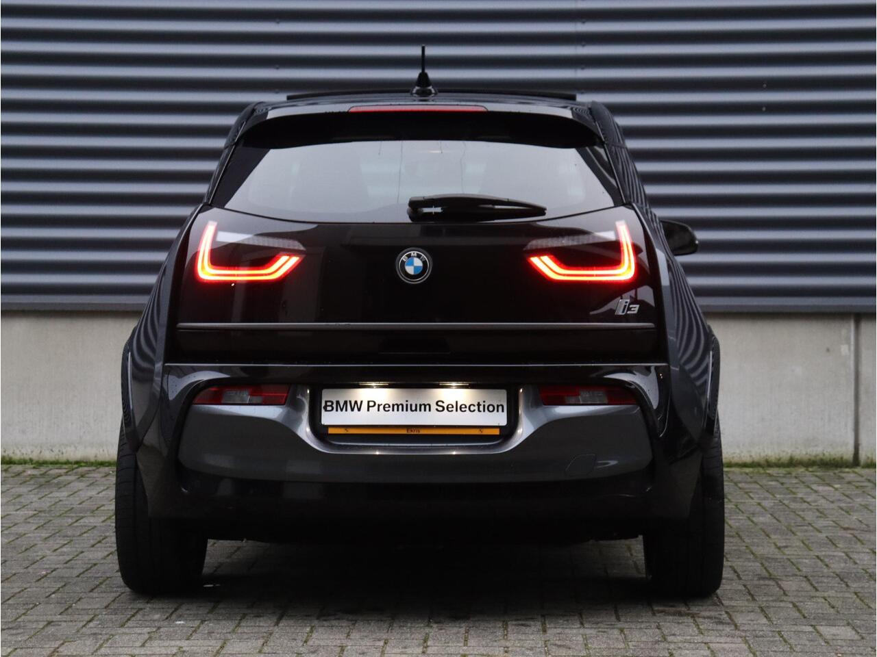 BMW i3 120Ah | High Executive | Sportpakket | Panodak | Navi Prof. | Apple Carplay Voorbereiding | Verwarmbare Voorstoelen | Park Distance Control | 20'' LMV