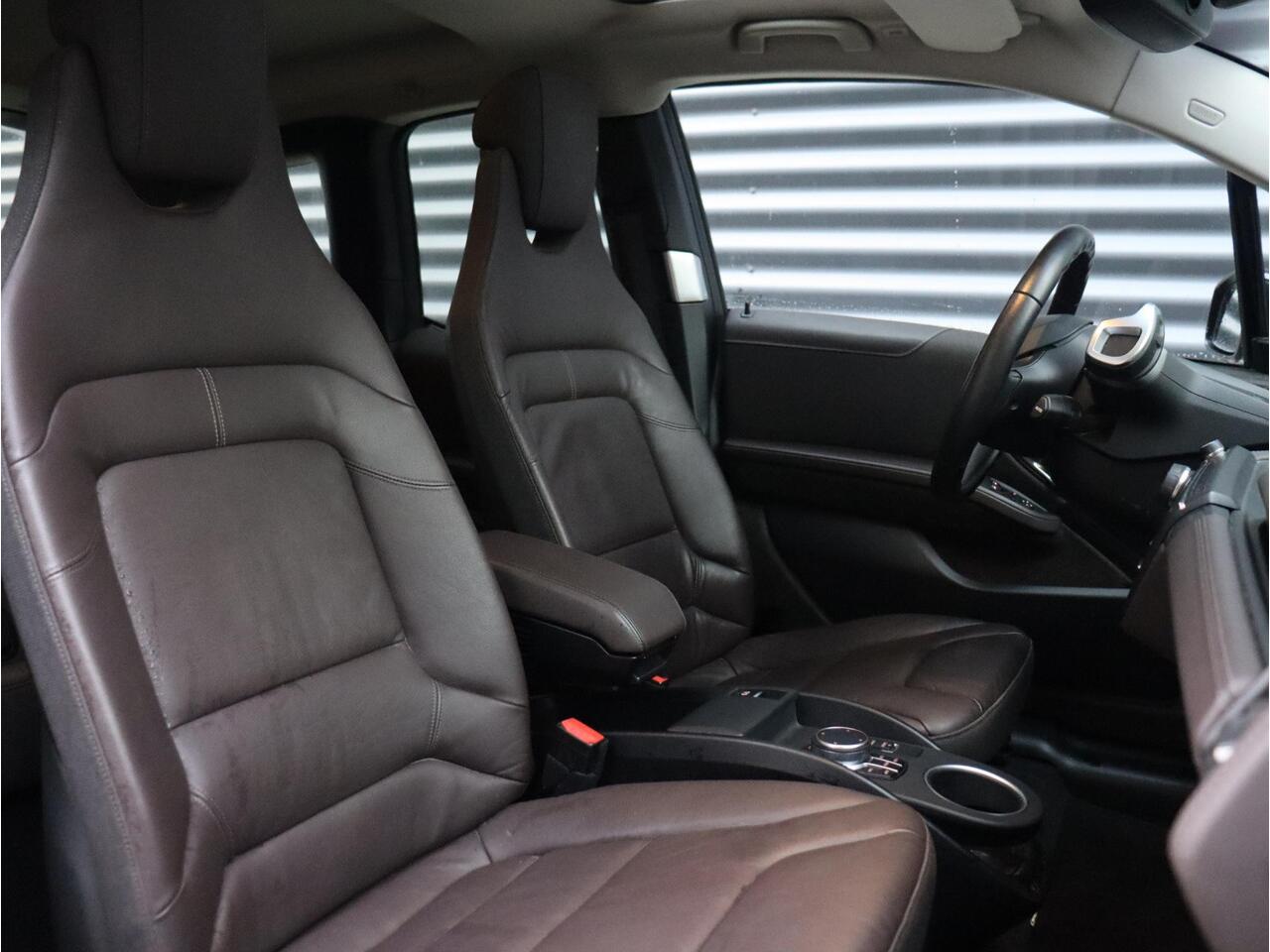 BMW i3 120Ah | High Executive | Sportpakket | Panodak | Navi Prof. | Apple Carplay Voorbereiding | Verwarmbare Voorstoelen | Park Distance Control | 20'' LMV