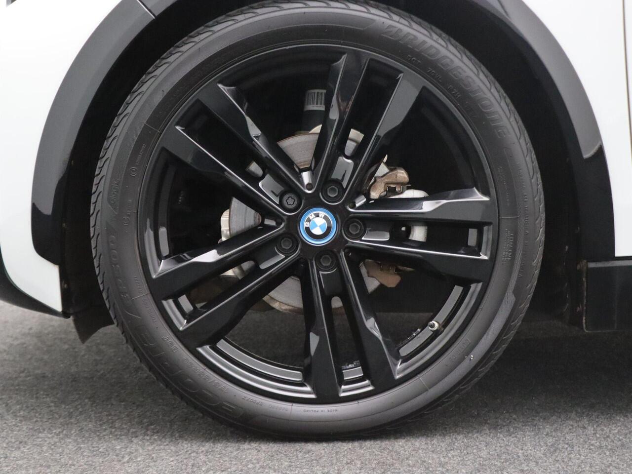 BMW i3 S Executive | Comfort Access | Achteruitrijcamera | Schuifdak | Navigatie Professional | 20''