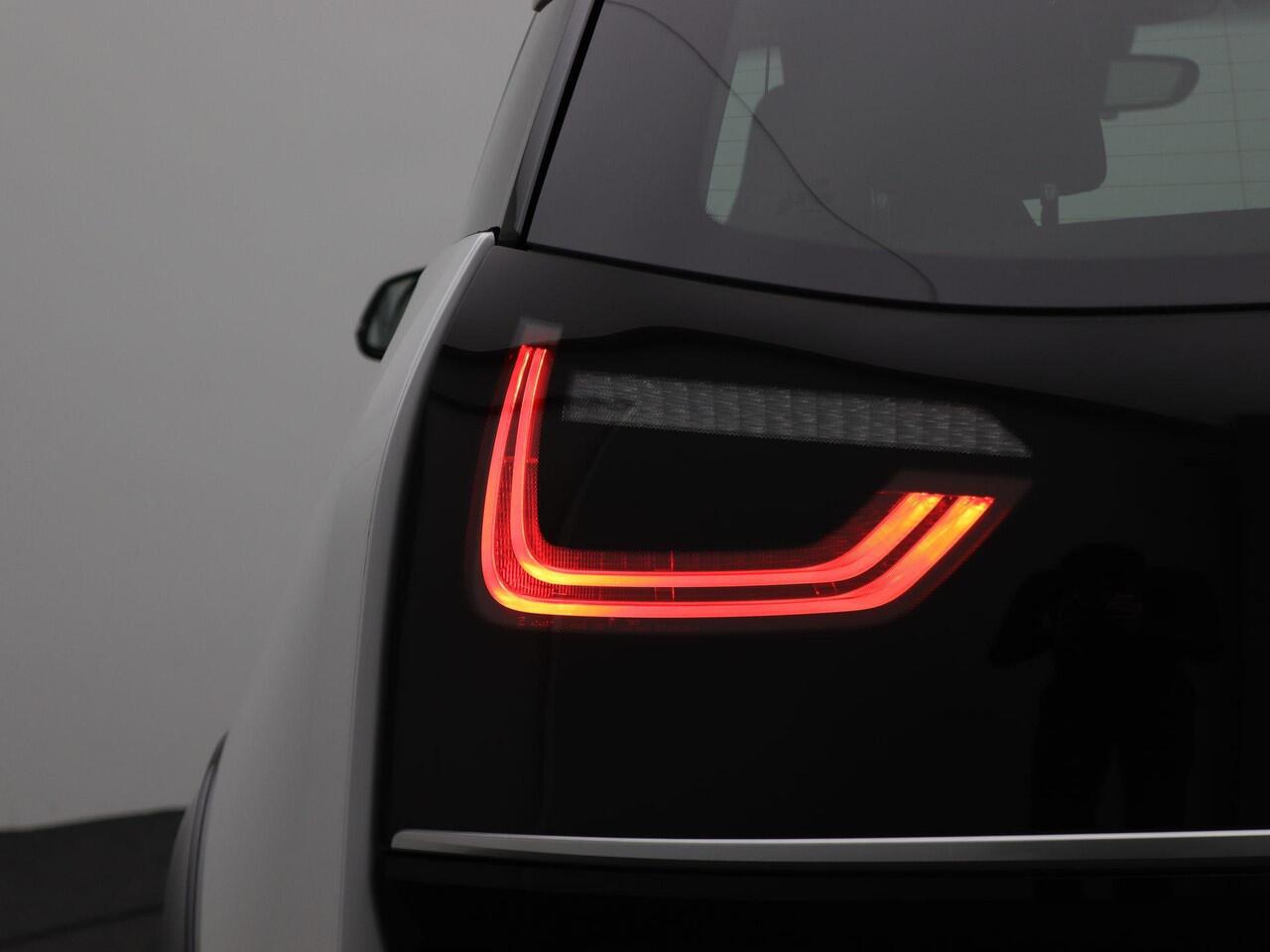 BMW i3 S Executive | Comfort Access | Achteruitrijcamera | Schuifdak | Navigatie Professional | 20''