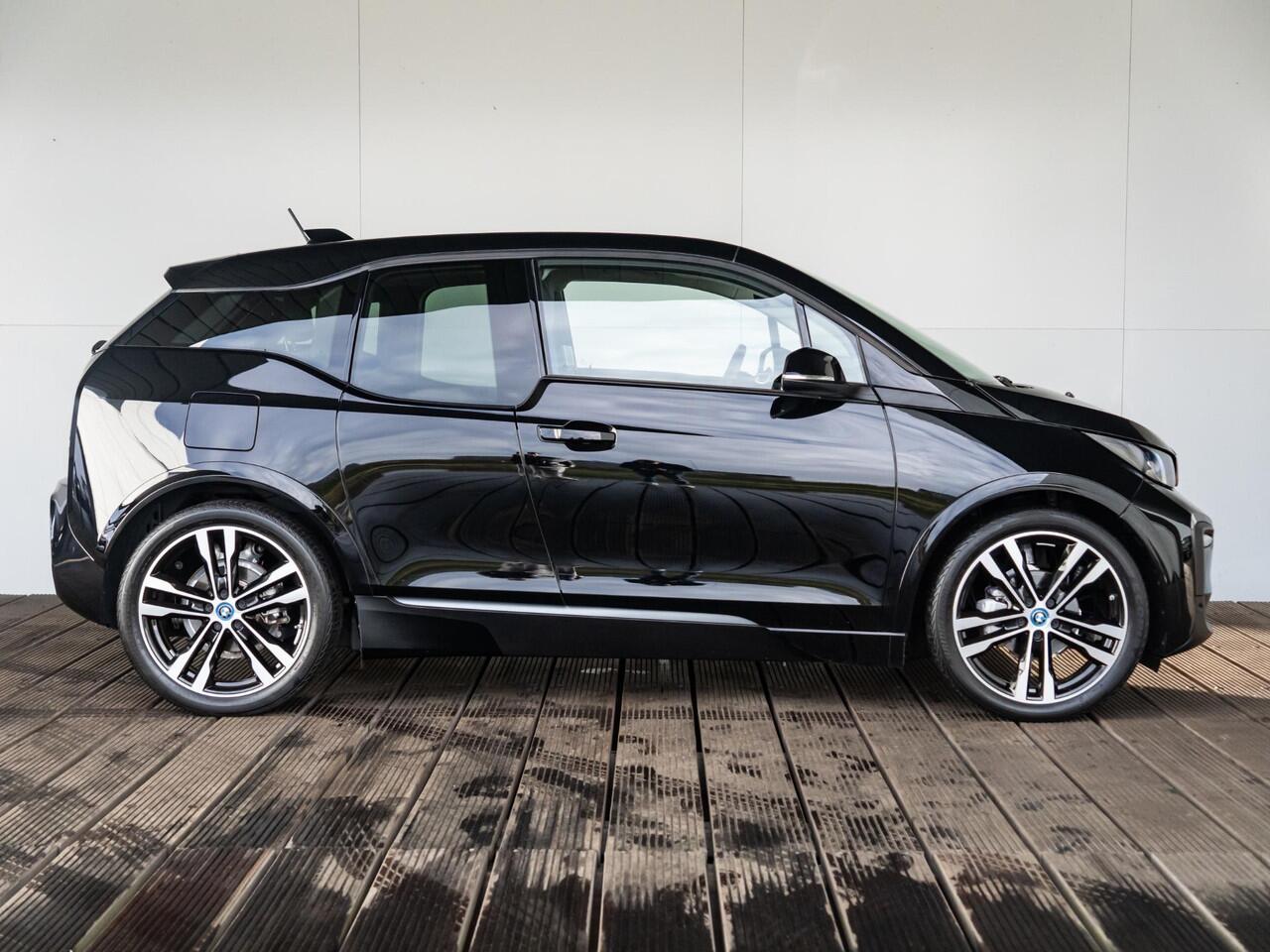 BMW i3 120Ah | Dark Shadow Edition | Sportpakket | 20 inch | Stoelverwarming | Navigatiesysteem Professional | Achteruitrijcamera