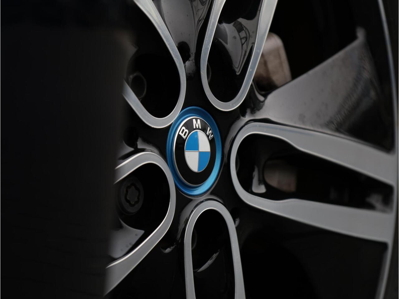 BMW i3 Executive Edition 120Ah 42 kWh Achteruitrijcamera/ Elektrisch glazen schuif-/kanteldak/ Cruise Control/ Apple CarPlay/ Stoelverwarming