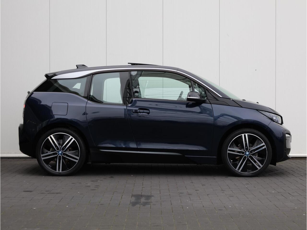 BMW i3 Executive Edition 120Ah 42 kWh Achteruitrijcamera/ Elektrisch glazen schuif-/kanteldak/ Cruise Control/ Apple CarPlay/ Stoelverwarming