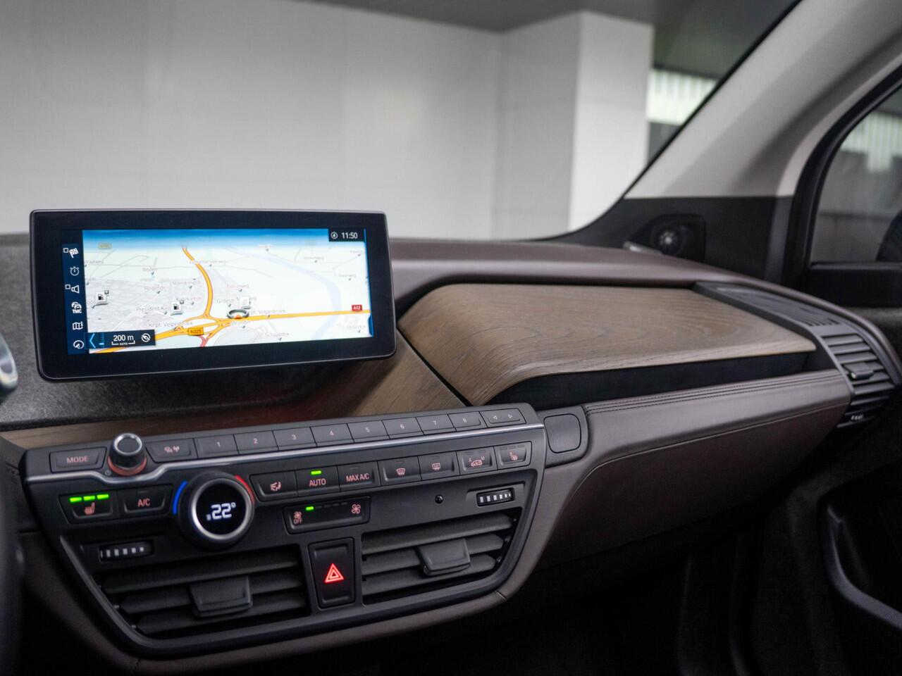 BMW i3 | Sportpakket | Harman-Kardon | Achteruitrijcamera | Schuif-/kanteldak | Stoelverwarming | PDC | 20''