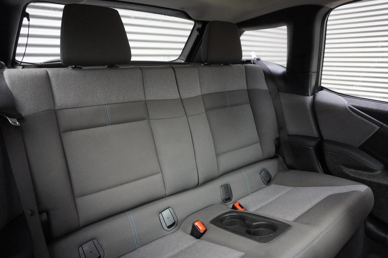 BMW i3 S Comfort Access | Achteruitrijcamera | Driving Assistant Plus | Elektrisch verwarmde voorstoelen | 20 inch lichtmetalen i light wielen Dubbelspaak