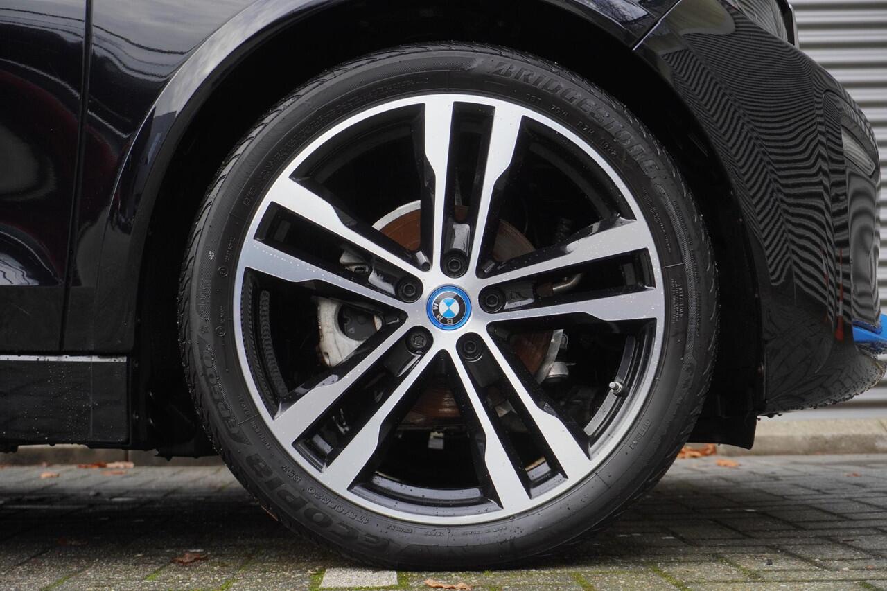BMW i3 S Comfort Access | Achteruitrijcamera | Driving Assistant Plus | Elektrisch verwarmde voorstoelen | 20 inch lichtmetalen i light wielen Dubbelspaak