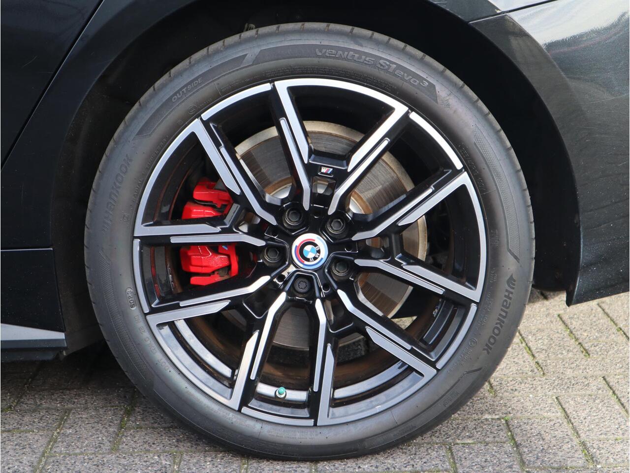 BMW i4 eDrive40 High Executive M Sport Pakket Automaat / Live Cockpit Professional / Schuif-/kanteldak / Driving Assistant / Leder / Hifi / M Sportremsysteem / Stoelverwarming / Extra Getint Glas / M Achterspoiler / Shadow Line