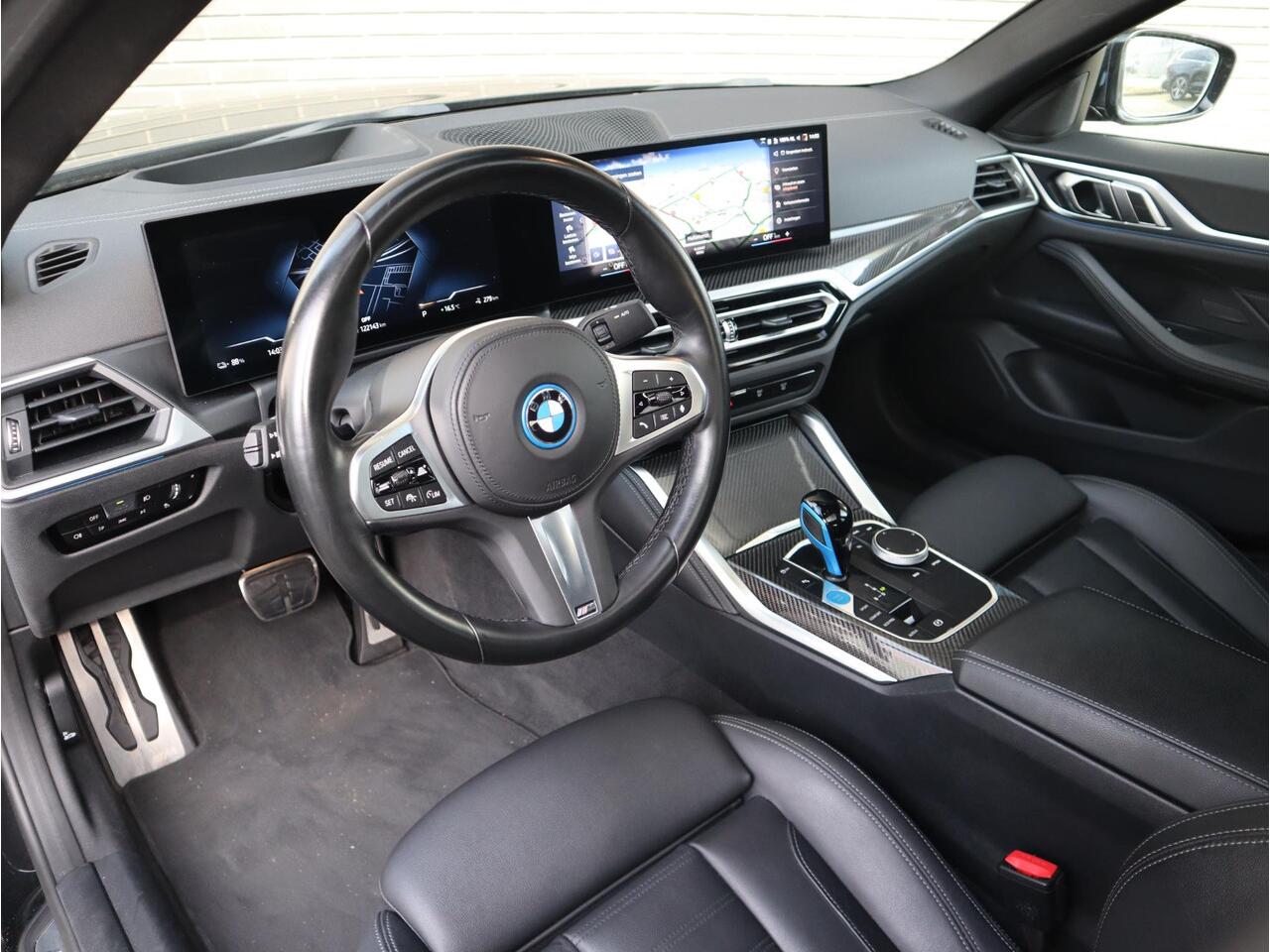 BMW i4 eDrive40 High Executive M Sport Pakket Automaat / Live Cockpit Professional / Schuif-/kanteldak / Driving Assistant / Leder / Hifi / M Sportremsysteem / Stoelverwarming / Extra Getint Glas / M Achterspoiler / Shadow Line