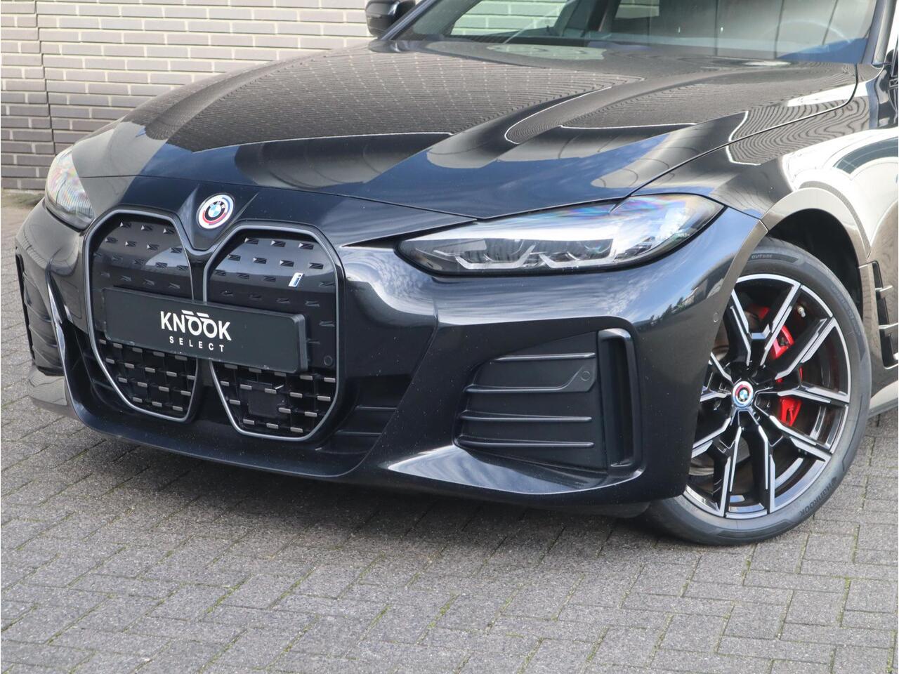 BMW i4 eDrive40 High Executive M Sport Pakket Automaat / Live Cockpit Professional / Schuif-/kanteldak / Driving Assistant / Leder / Hifi / M Sportremsysteem / Stoelverwarming / Extra Getint Glas / M Achterspoiler / Shadow Line