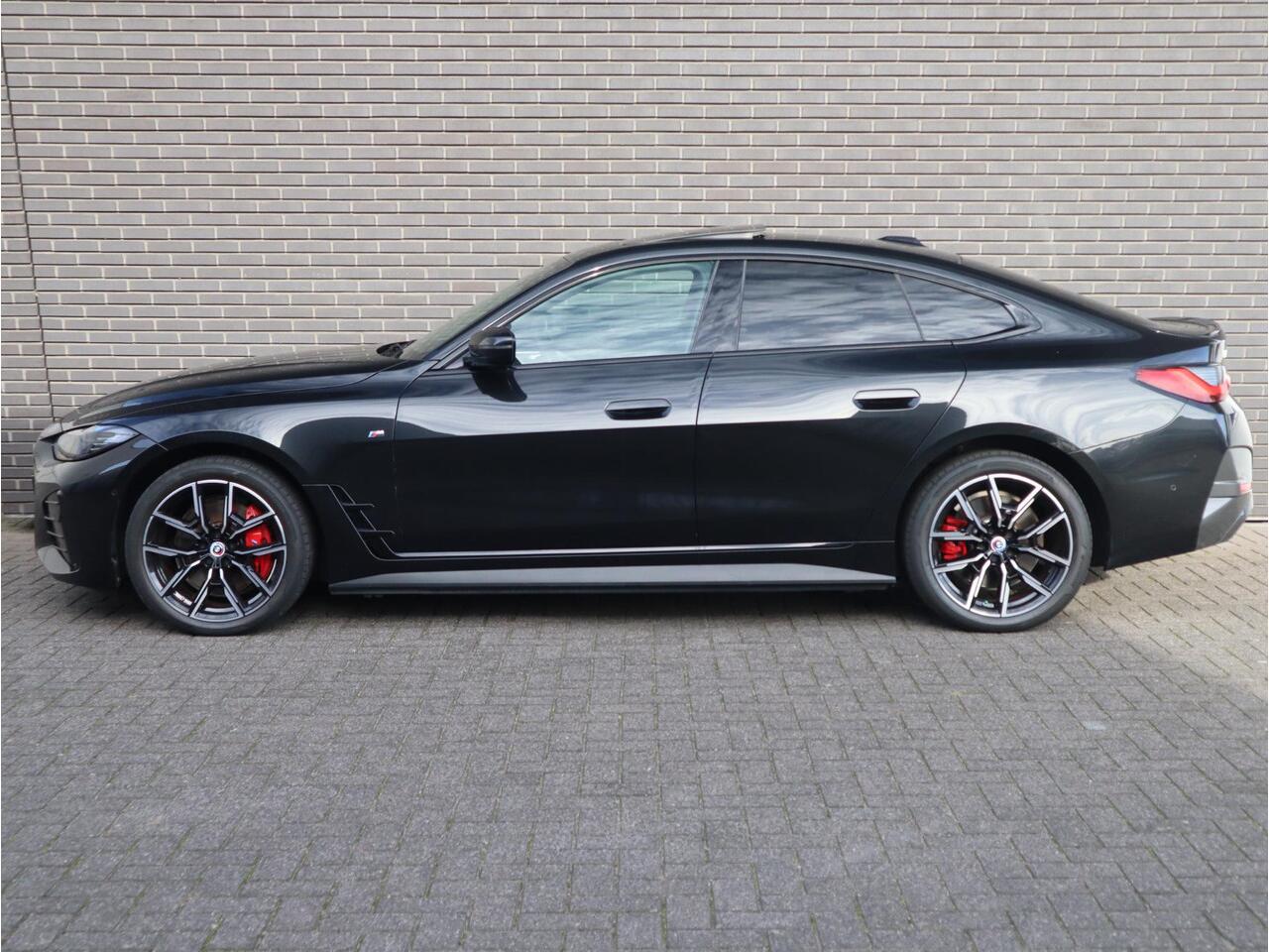 BMW i4 eDrive40 High Executive M Sport Pakket Automaat / Live Cockpit Professional / Schuif-/kanteldak / Driving Assistant / Leder / Hifi / M Sportremsysteem / Stoelverwarming / Extra Getint Glas / M Achterspoiler / Shadow Line