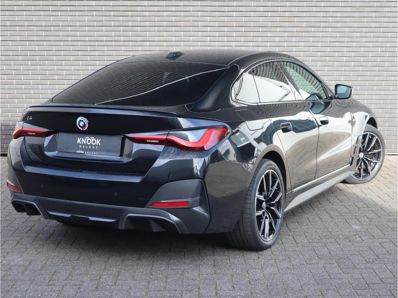 BMW i4 eDrive40 High Executive M Sport Pakket Automaat / Live Cockpit Professional / Schuif-/kanteldak / Driving Assistant / Leder / Hifi / M Sportremsysteem / Stoelverwarming / Extra Getint Glas / M Achterspoiler / Shadow Line