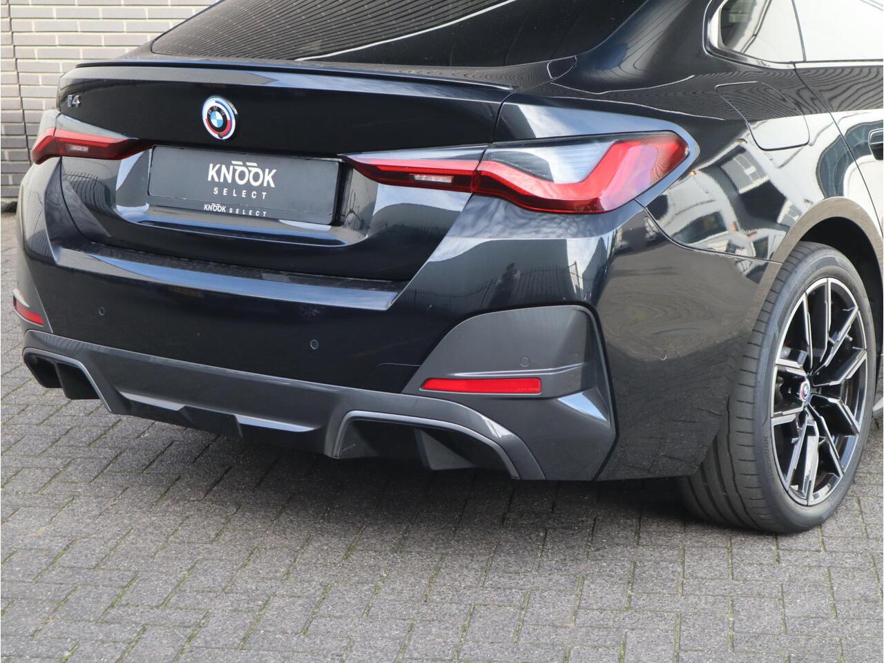 BMW i4 eDrive40 High Executive M Sport Pakket Automaat / Live Cockpit Professional / Schuif-/kanteldak / Driving Assistant / Leder / Hifi / M Sportremsysteem / Stoelverwarming / Extra Getint Glas / M Achterspoiler / Shadow Line