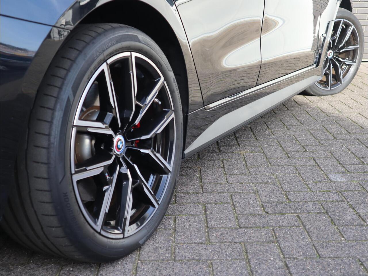 BMW i4 eDrive40 High Executive M Sport Pakket Automaat / Live Cockpit Professional / Schuif-/kanteldak / Driving Assistant / Leder / Hifi / M Sportremsysteem / Stoelverwarming / Extra Getint Glas / M Achterspoiler / Shadow Line