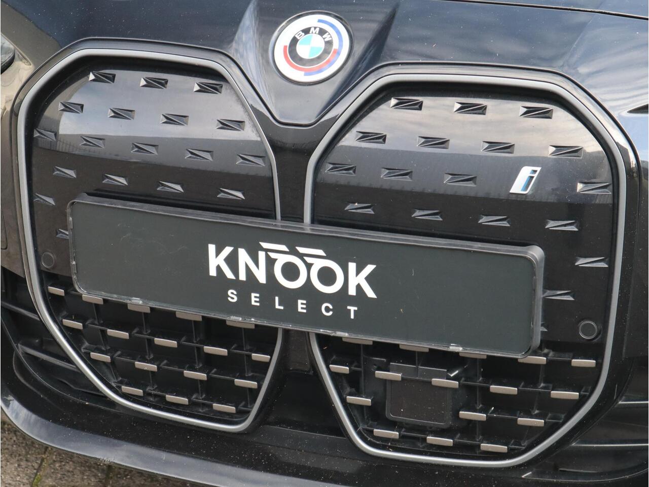 BMW i4 eDrive40 High Executive M Sport Pakket Automaat / Live Cockpit Professional / Schuif-/kanteldak / Driving Assistant / Leder / Hifi / M Sportremsysteem / Stoelverwarming / Extra Getint Glas / M Achterspoiler / Shadow Line