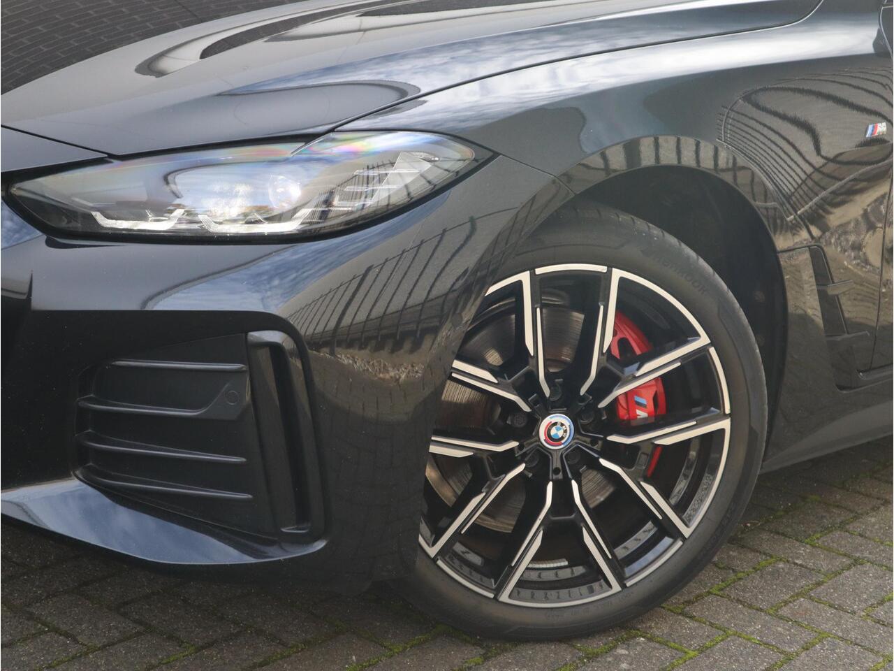 BMW i4 eDrive40 High Executive M Sport Pakket Automaat / Live Cockpit Professional / Schuif-/kanteldak / Driving Assistant / Leder / Hifi / M Sportremsysteem / Stoelverwarming / Extra Getint Glas / M Achterspoiler / Shadow Line