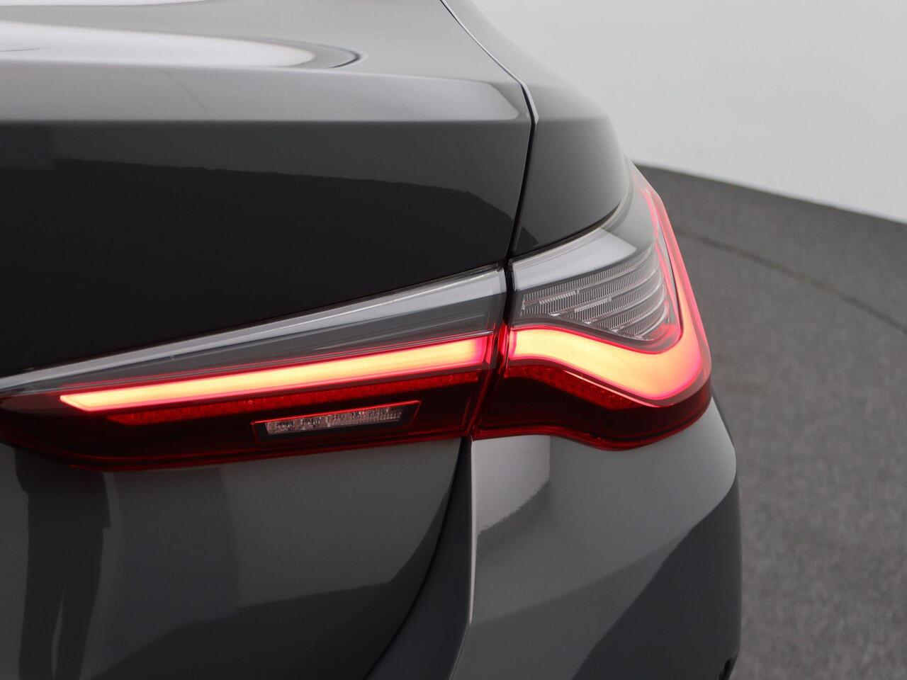 BMW i4 eDrive40 M Sportpakket | Achteruitrijcamera | DAB | HiFi | 19''