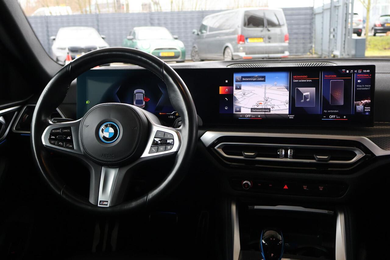 BMW i4 eDrive40 | M Sport | Brooklyn Grau | Alcantara | Camera | Parkeersensoren voor en achter | 19" LM M Y-Spaak | Navigatie | PS