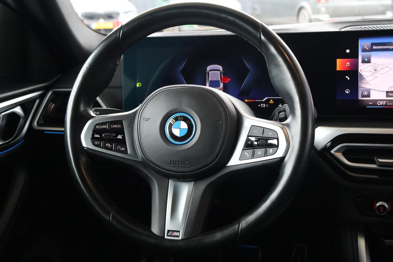 BMW i4 eDrive40 | M Sport | Brooklyn Grau | Alcantara | Camera | Parkeersensoren voor en achter | 19" LM M Y-Spaak | Navigatie | PS