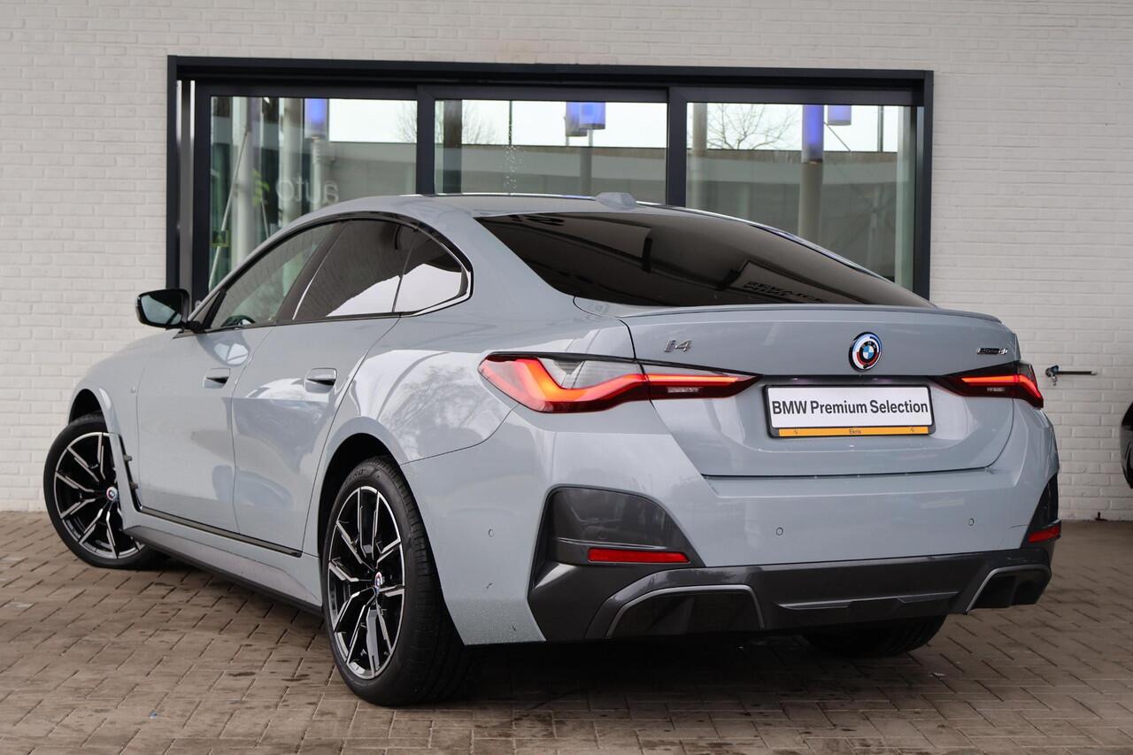 BMW i4 eDrive40 | M Sport | Brooklyn Grau | Alcantara | Camera | Parkeersensoren voor en achter | 19" LM M Y-Spaak | Navigatie | PS