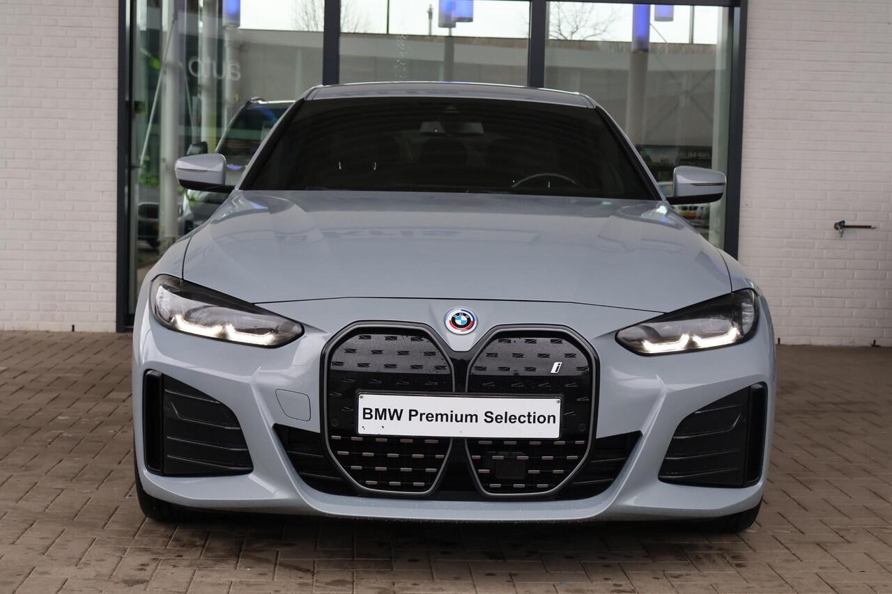 BMW i4 eDrive40 | M Sport | Brooklyn Grau | Alcantara | Camera | Parkeersensoren voor en achter | 19" LM M Y-Spaak | Navigatie | PS