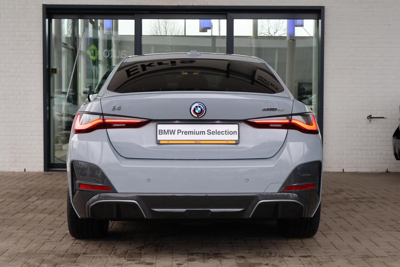 BMW i4 eDrive40 | M Sport | Brooklyn Grau | Alcantara | Camera | Parkeersensoren voor en achter | 19" LM M Y-Spaak | Navigatie | PS