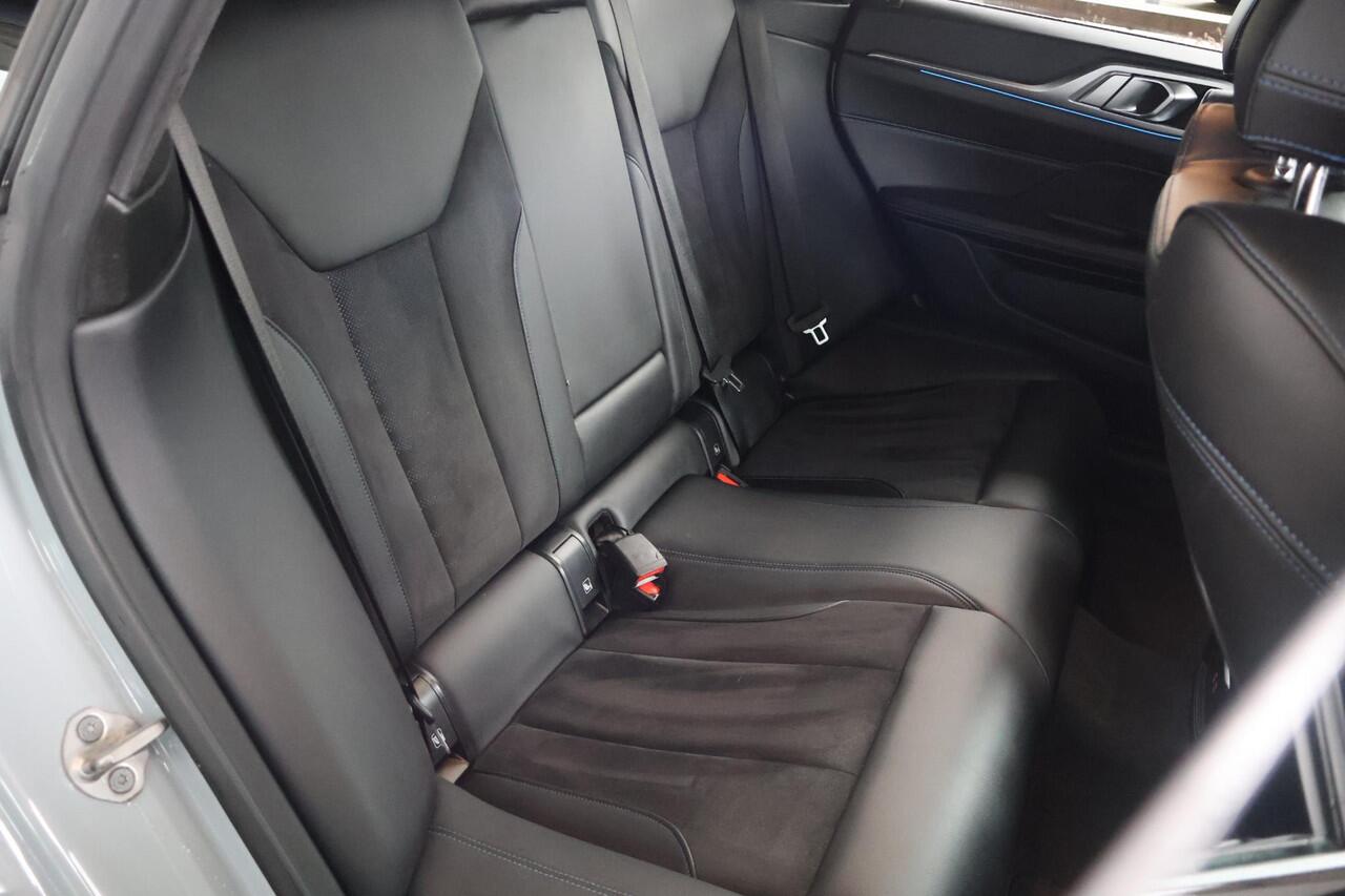 BMW i4 eDrive40 | M Sport | Brooklyn Grau | Alcantara | Camera | Parkeersensoren voor en achter | 19" LM M Y-Spaak | Navigatie | PS