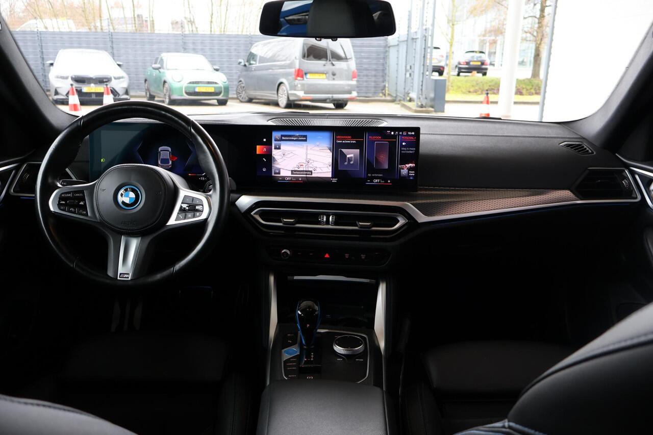 BMW i4 eDrive40 | M Sport | Brooklyn Grau | Alcantara | Camera | Parkeersensoren voor en achter | 19" LM M Y-Spaak | Navigatie | PS