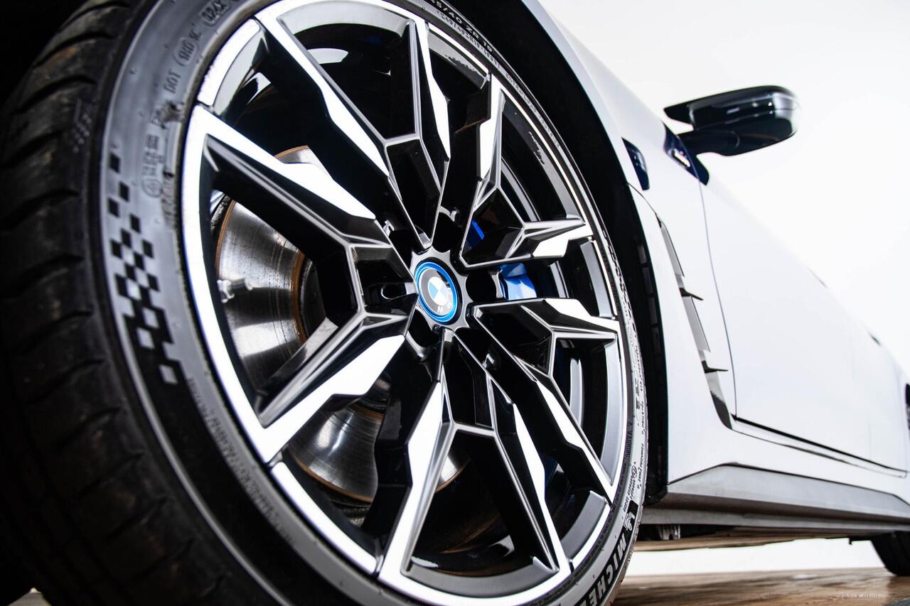 BMW i4 M50 High Executive 84 kWh Schuif/Kanteldak - Elektrisch verstelbare/verwarmde stoelen - Stuurwielrand verwarmd - Active Cruise Control - Hifi - Getinte Ruiten - M hoogglans Shadow Line -