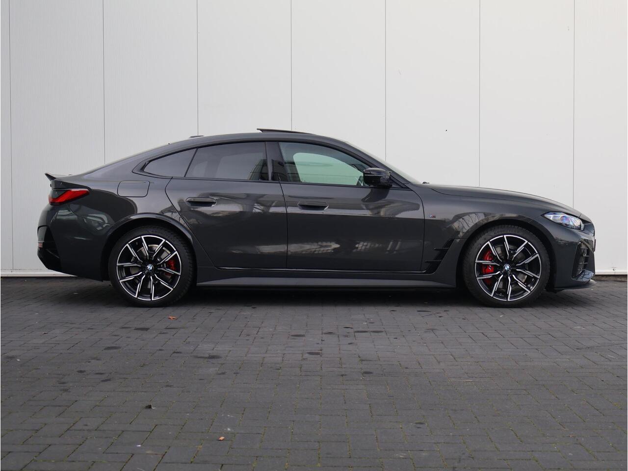 BMW i4 M50 84 kWh / Schuif - Kanteldak / Harman Kardon / Elektrische Verstelbare Stoelen / M-Stoelen / 19'' /