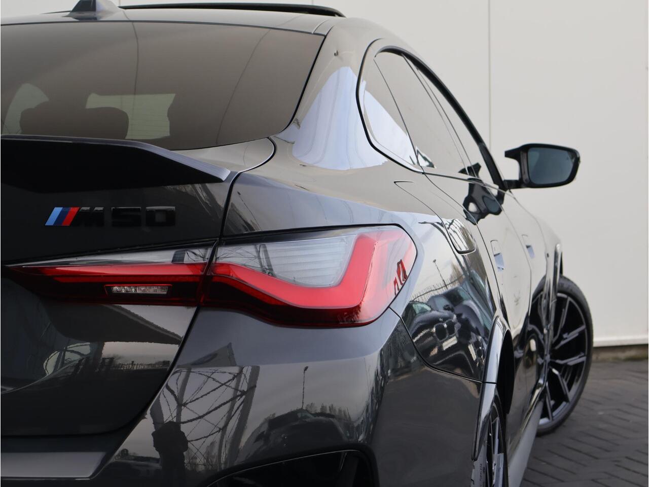 BMW i4 M50 84 kWh / Schuif - Kanteldak / Harman Kardon / Elektrische Verstelbare Stoelen / M-Stoelen / 19'' /